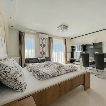 Apartman Club 218 Red Wellness Apartements *